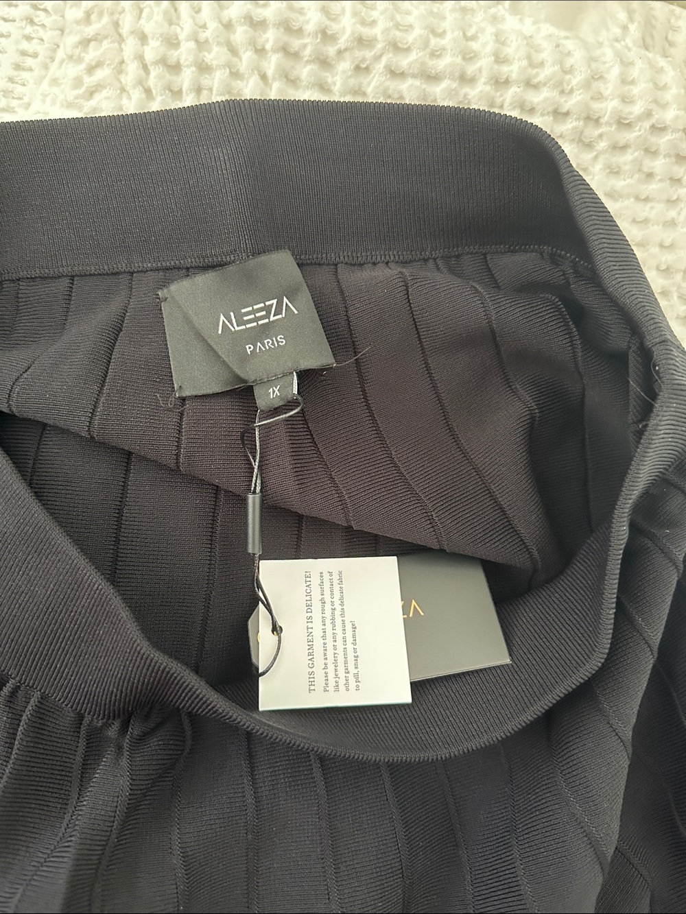 Black Pleated Maxi Skirt with Elastic Waist (04) - Picture 2 of 2